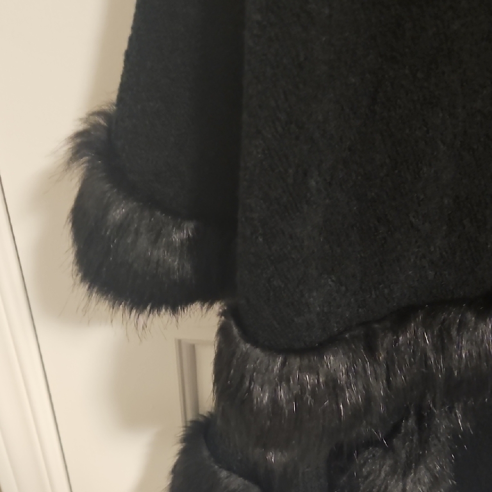 Suzy Shier Black Faux Fur Trim Cape - Picture 3 of 5